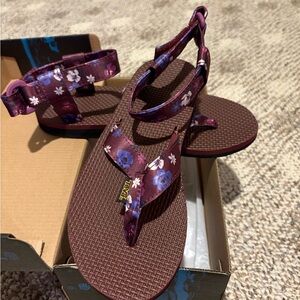 Teva size 6 floral satin women’s sandal